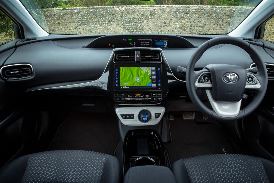Торпедо Toyota Prius Plug-in Hybrid 2017 года  (UK) (фото 19 из 28)